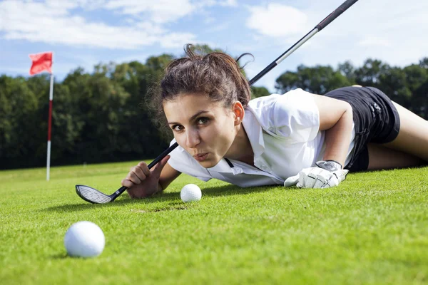 Hezká dívka podvádění na hřišti golf — Stock fotografie