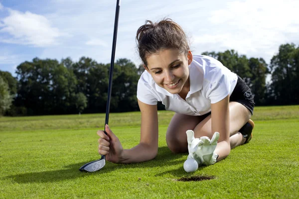 Mooi meisje vreemdgaan op golf veld — Stockfoto