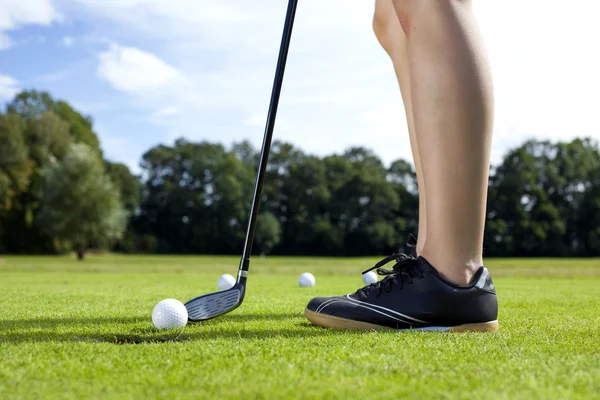 Mooi meisje golf spelen op gras — Stockfoto