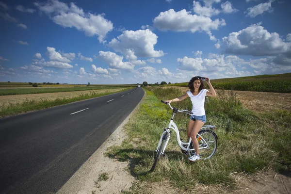 Two pretty girls on bike tour — Stock Photo, Image