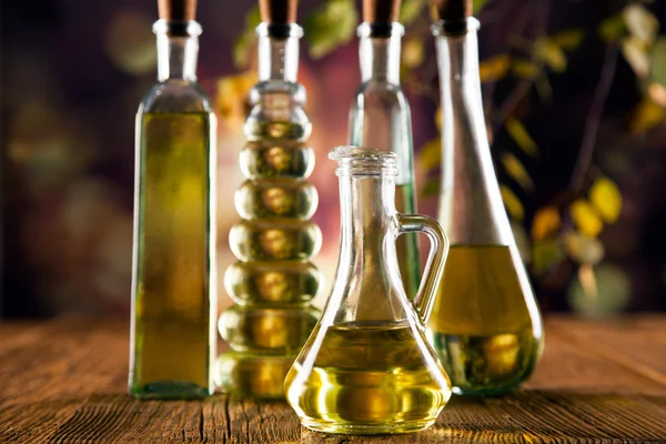 Oliwy z oliwek w butelkach — Zdjęcie stockowe