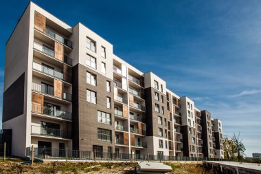 gökyüzü arka plan üzerinde Konut Binası