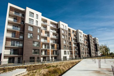 gökyüzü arka plan üzerinde Konut Binası