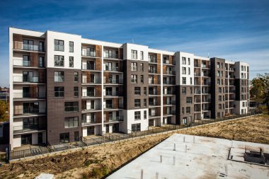 gökyüzü arka plan üzerinde Konut Binası