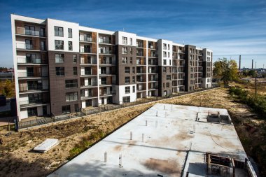 gökyüzü arka plan üzerinde Konut Binası