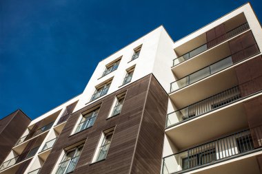 gökyüzü arka plan üzerinde Konut Binası