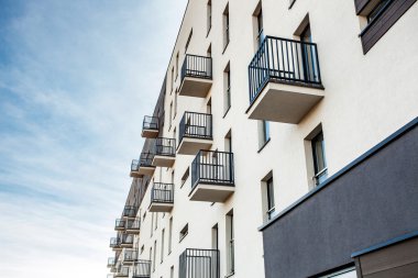 gökyüzü arka plan üzerinde Konut Binası