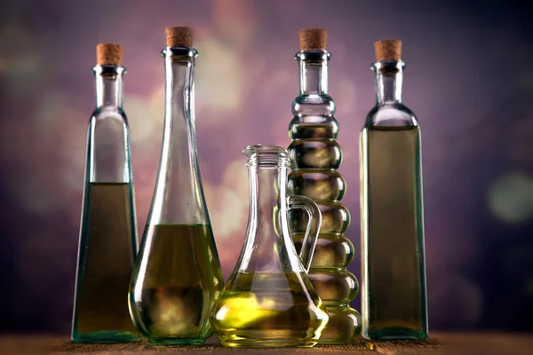 Aceite de oliva en botellas —  Fotos de Stock