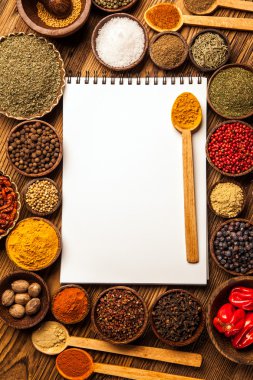 Harika bir yemek kitabı ve baharatlar