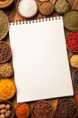 Harika bir yemek kitabı ve baharatlar