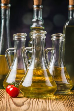kompozisyon zeytinyağı şişeleri