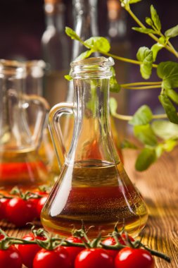 kompozisyon zeytinyağı şişeleri