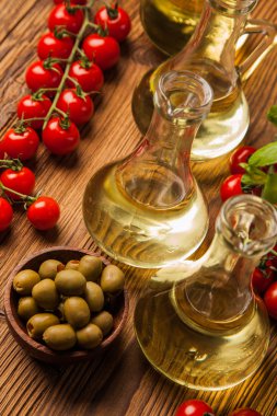 kompozisyon zeytinyağı şişeleri