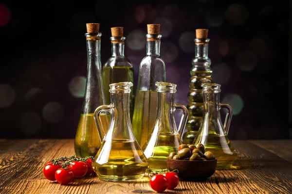 Склад оливкової олії в пляшках — стокове фото