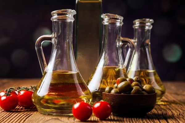 Composición de los aceites de oliva en botellas —  Fotos de Stock