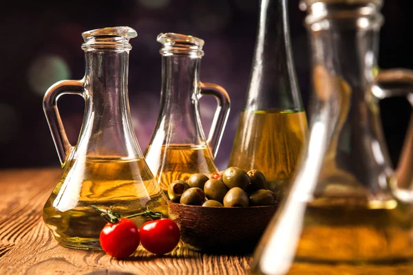 Složení olivového oleje v lahvích — Stock fotografie