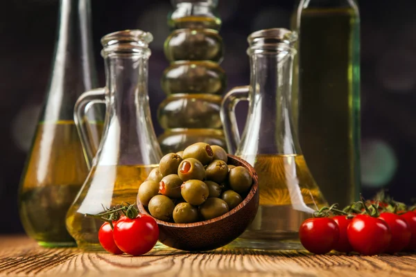 Composición de los aceites de oliva en botellas —  Fotos de Stock