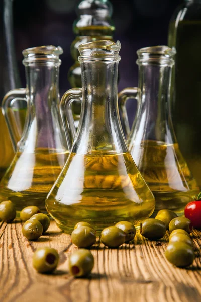 Composizione degli oli di oliva in bottiglia — Foto Stock