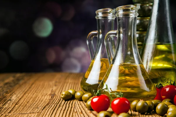 Compoziția uleiurilor de măsline în sticle — Fotografie, imagine de stoc