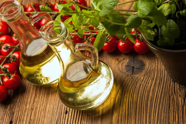 Compoziția uleiurilor de măsline în sticle — Fotografie, imagine de stoc
