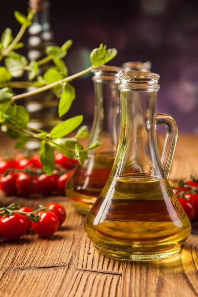 Состав оливковых масел в бутылках — стоковое фото