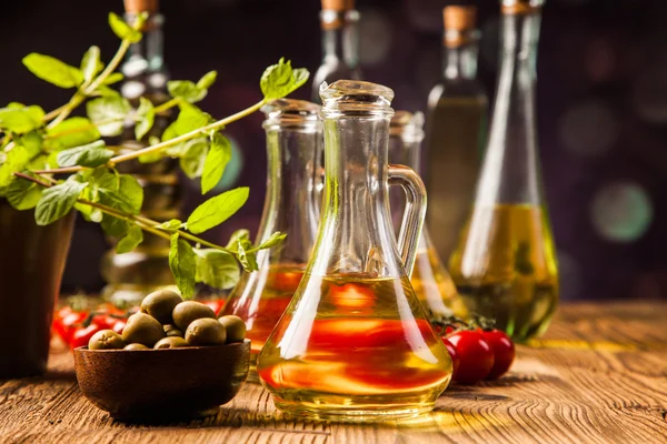 Composizione degli oli di oliva in bottiglia — Foto Stock