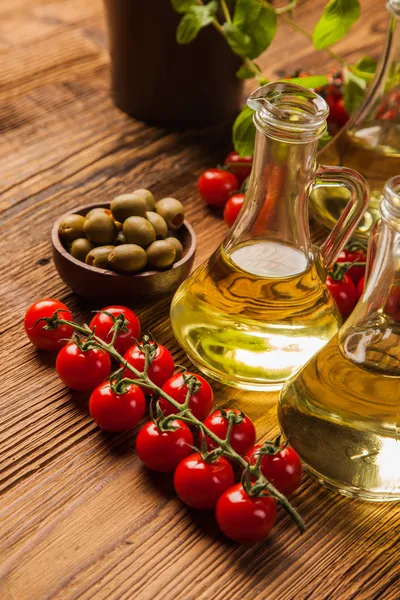 Składu oliwy z oliwek w butelkach — Zdjęcie stockowe