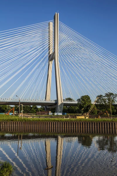 Hermosa foto de un puente de cuerda al atardecer — Foto de Stock