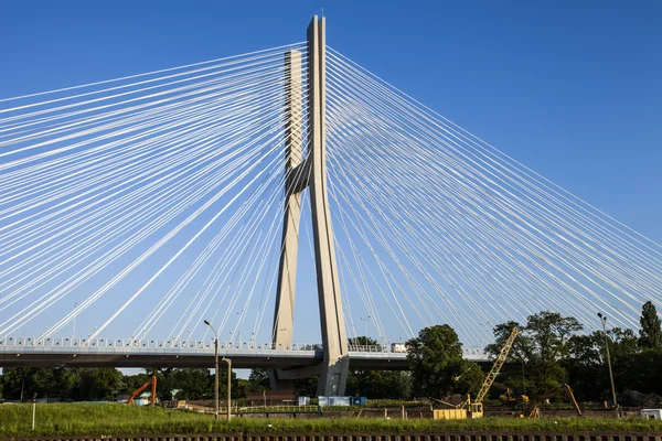 Hermosa foto de un puente de cuerda al atardecer — Foto de Stock