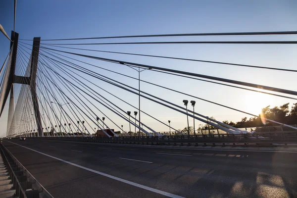 Hermosa foto de un puente de cuerda al atardecer — Foto de Stock