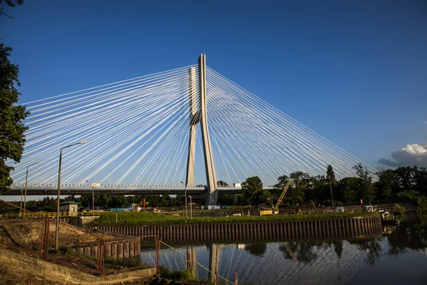 Hermosa foto de un puente de cuerda al atardecer — Foto de Stock