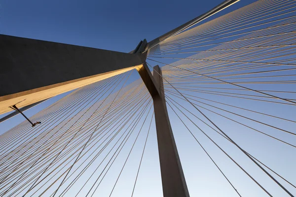Hermosa foto de un puente de cuerda al atardecer — Foto de Stock