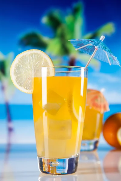 Bebidas tropicales en la playa —  Fotos de Stock