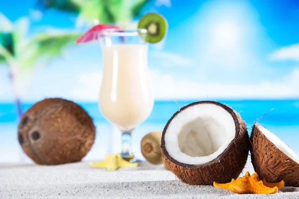 Tropical drinks on beach — Stock Photo, Image