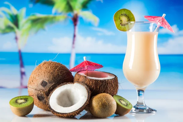 海滩上的热带饮料 — 图库照片