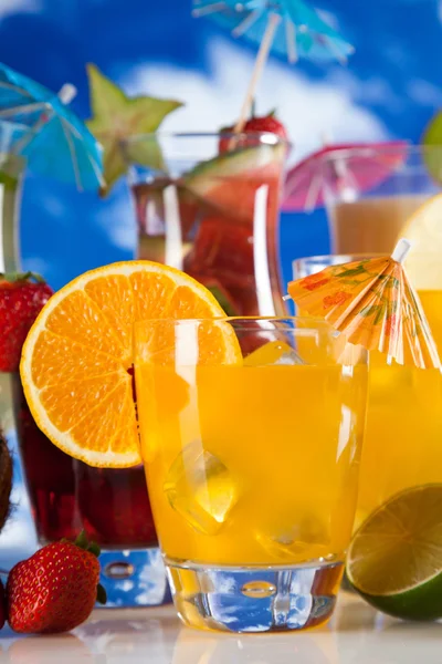 Tropikalne drinki na plaży — Zdjęcie stockowe