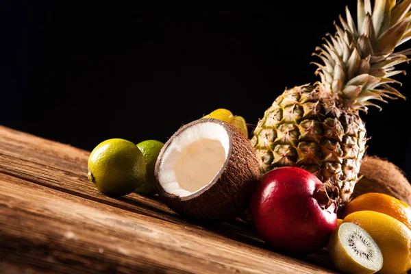 Frutos tropicais super saborosos na mesa de madeira — Fotografia de Stock