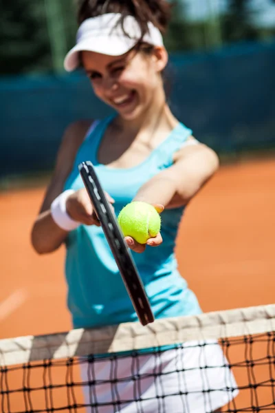 Vrouw met tennis — Stockfoto