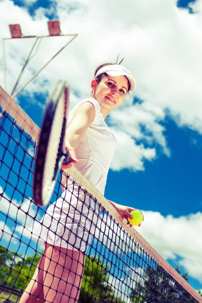 Feminino jogando tênis — Fotografia de Stock