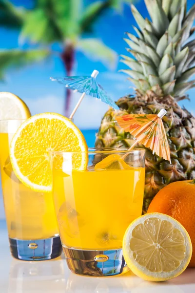 Bebidas tropicales en la playa —  Fotos de Stock