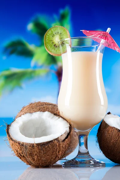 Tropical drinks on beach — Stock Photo, Image