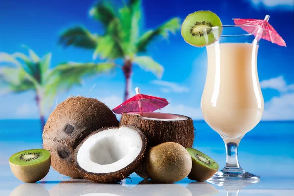 Tropical drinks on beach — Stock Photo, Image