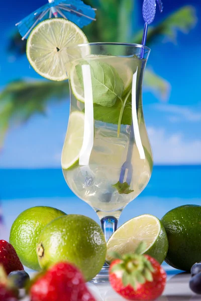 Bebidas tropicais na praia — Fotografia de Stock