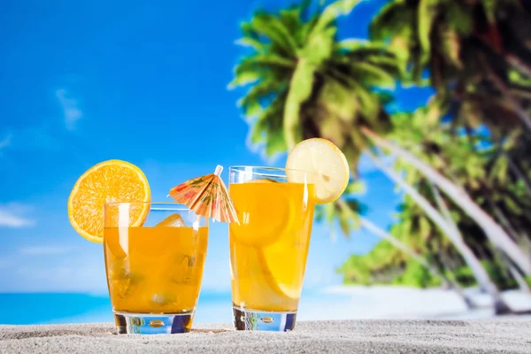 Bebidas tropicais na praia — Fotografia de Stock