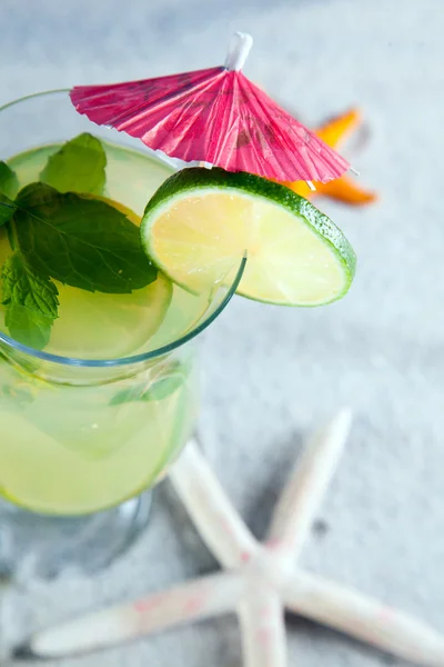 Tropical drinks on beach — Stock Photo, Image