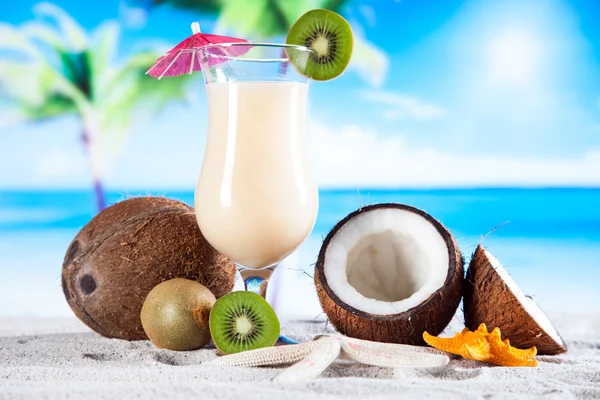Bebidas tropicais na praia — Fotografia de Stock