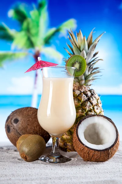 Bebidas tropicales en la playa —  Fotos de Stock