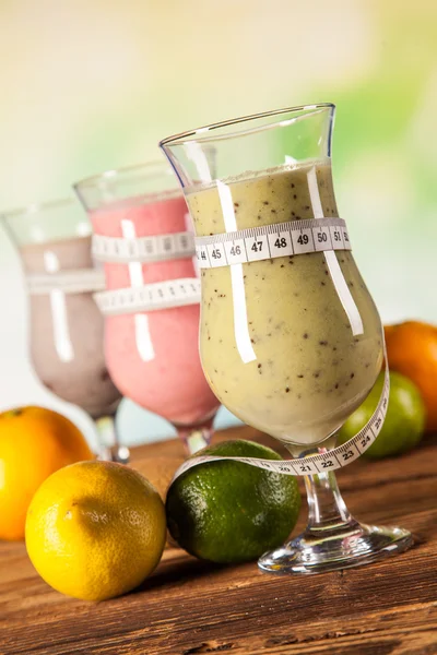 Alimentation saine, boissons protéinées et fruits — Photo