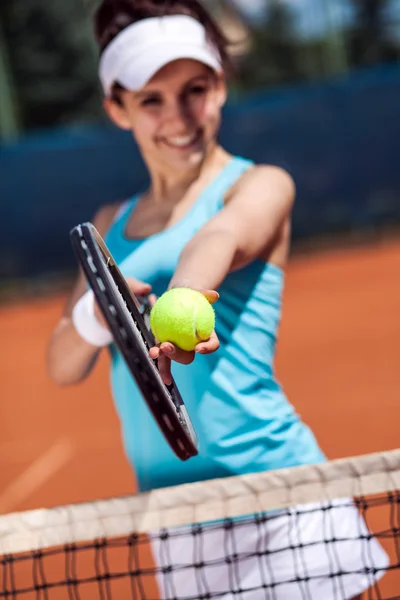 Женщина играет в теннис — стоковое фото