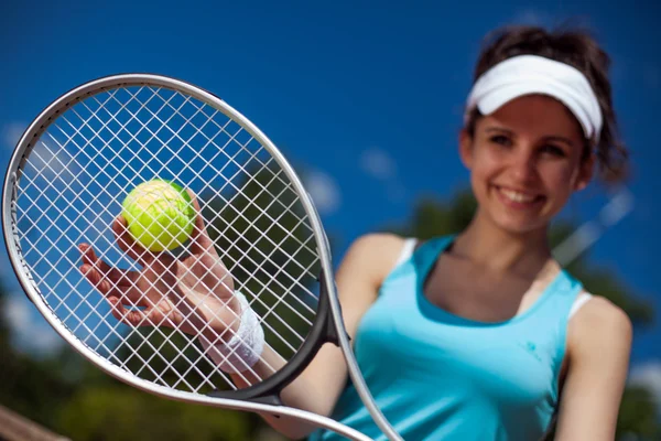 Vrouw met tennis — Stockfoto